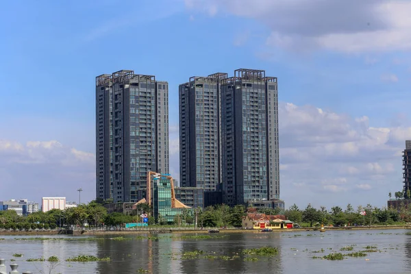 Місто Мін Єтнам Лютого Вид Дві Високі Будівлі Над Річкою — стокове фото