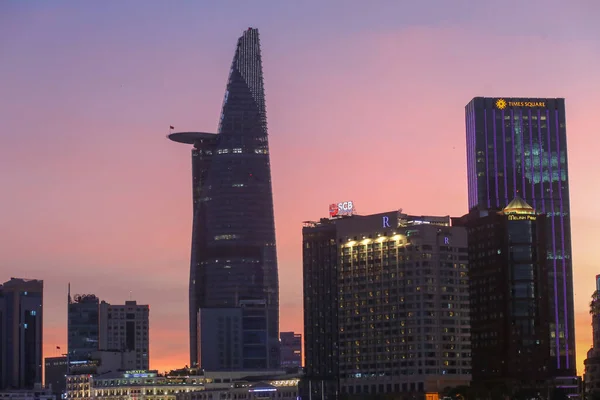 ベトナムホーチミン市 2月5日20 Bitexco Financial Towerとその他の高層ビルの眺め1区ホーチミン市の夕日 — ストック写真