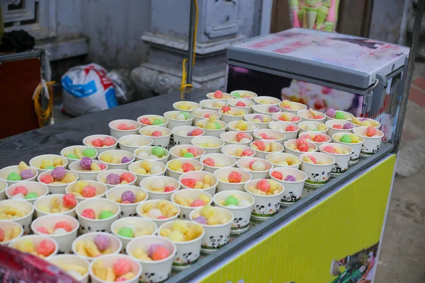Detailní Záběr Zmrzliny Poháry Barevnými Dorty Trhu Vietnamu — Stock fotografie