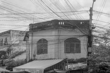 Nha Trang Şehri, Vietnam - 01 Mayıs 2023: Bayraklı eski bina Dam Market, Nha Trang City, Khanh Hoa