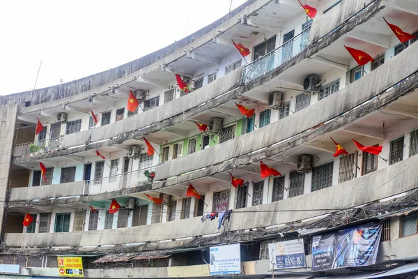 Nha Trang市 ベトナム May 2023 AのNha Trang市のダム市場での休日の旗を持つ古いアパートの建物の眺め — ストック写真