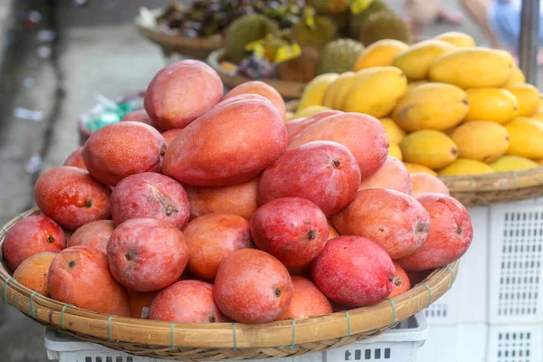 Frukter Som Röd Och Gul Mango Säljs Dam Marknaden Nha — Stockfoto