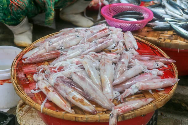 Khanh Hoa Eyaleti, Nha Trang Şehri, Baraj pazarında taze mürekkep balığı satılıyor.