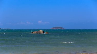 Güneşli bir günde Rua ya da Kaplumbağa Adası manzarası - Nha Trang şehrinin ünlü yerlerinden biri, Khanh Hoa, Vietnam