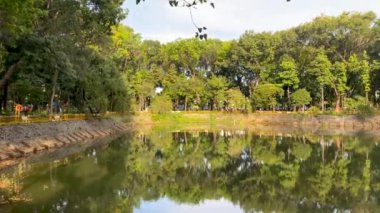 Ho Chi Minh Şehri, Vietnam - 02 Aralık 2022: Hoang Van Thu Parkı 'ndaki göl manzarası, Tan Binh Bölgesi, Ho Chi Minh Şehri