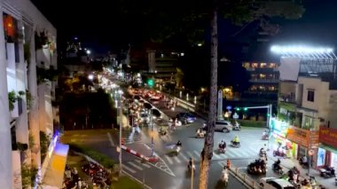 Ho Chi Minh Şehri, Vietnam - 11 Aralık 2022: Geceleyin Le Van Si Köprüsü 'nden geçen araçların zamanaşımı görüntüleri, Ho chi Minh Şehri