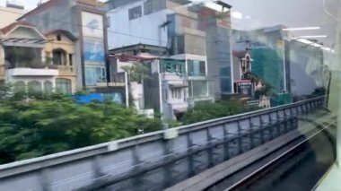 Ha Noi, Vietnam - 16 Aralık 2022: Cat Linh boyunca şehir manzarası - Ha Dong metro hattı, trenin penceresinden görülüyor