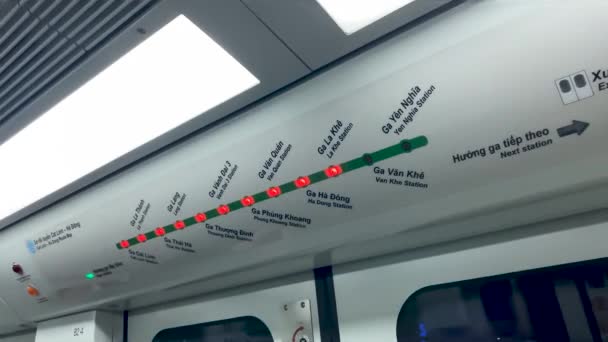 ハノイ ベトナム 12月2022 キャットリンハドン地下鉄の列車上の掲示板のシーン ハノイ — ストック動画