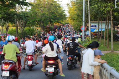Ho Chi Minh Şehri, Vietnam - 26 Mayıs 2023: Hafta sonu Go Vap kültür parkına eğlenmeye gelen insanlarla dolu, Ho Chi Minh