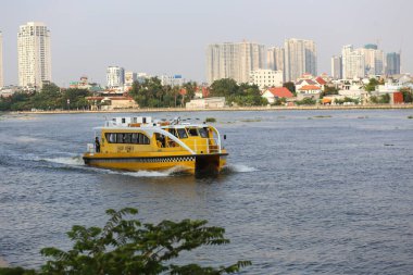 Ho Chi Minh Şehri, Vietnam - Mar 05 2023 Saigon nehrinden akan su otobüsü Vinhome Central Park, Ho Chi Minh City, Vietnam