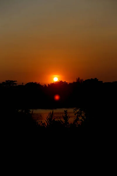 Silhouette Arbre Contraste Lac Avec Ciel Jaune Coucher Soleil Chi — Photo