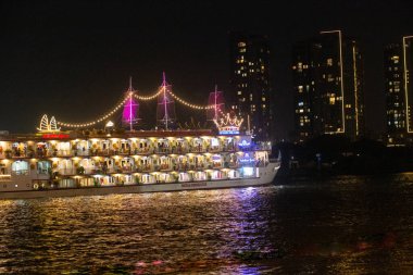Ho Chi Minh Şehri, Vietnam - 20 Mayıs 2023: Saigon Nehri üzerinde lüks bir yat manzarası