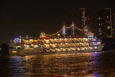 Ho Chi Minh Şehri, Vietnam - 20 Mayıs 2023: Saigon Nehri üzerinde lüks bir yat manzarası