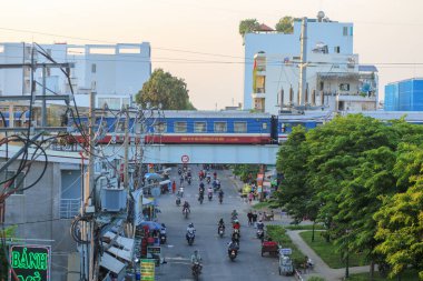 Ho Chi Minh Şehri, Vietnam - 11 Mayıs 2023: Binh Loi Köprüsü yakınlarındaki köprüde ve trafikte çalışan tren görüntüsü