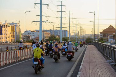 Ho Chi Minh Şehri, Vietnam - 11 Mayıs 2023: Gün batımında Binh Loi Köprüsü 'nde ulaşım görüntüsü