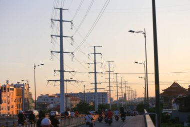 Ho Chi Minh Şehri, Vietnam - 11 Mayıs 2023: Günbatımında Binh Loi köprüsünde ulaşım manzarası, Saygon