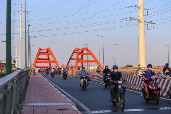Ho Chi Minh Şehri, Vietnam - 11 Mayıs 2023: Binh Loi Köprüsü 'nde ulaşım