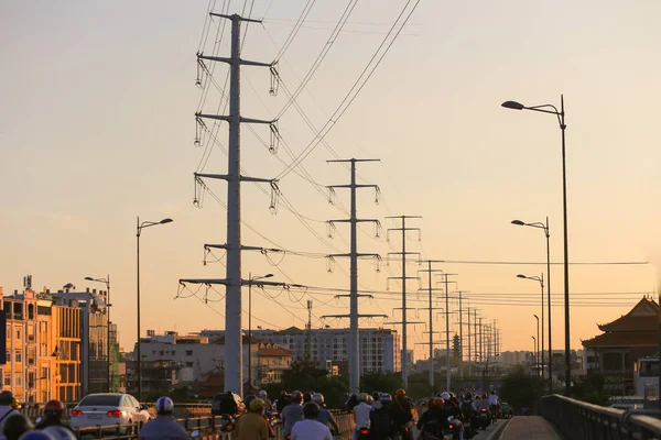 ベトナムホーチミン市 2023年5月11日 日没のビンロイ橋での交通機関の眺め — ストック写真