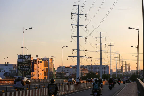ベトナムホーチミン市 2023年5月11日 日没のビンロイ橋での交通機関の眺め — ストック写真