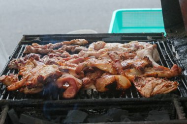 Kömür ızgaralarında ızgara yapılmış domuz eti parçaları.