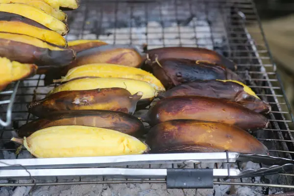 Grillade Gula Bananer Säljs Och Bereds Gatorna Thailand — Stockfoto
