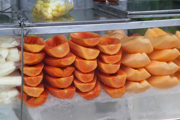 Koszyk Street Fruit Vendor Plasterkami Papai Melona Arbuza Mango Sprzedaż — Zdjęcie stockowe