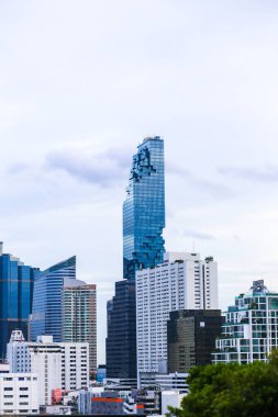 Güneşli bir günde Tayland 'ın Bangkok şehrindeki Mahanakhon binasının hava manzarası