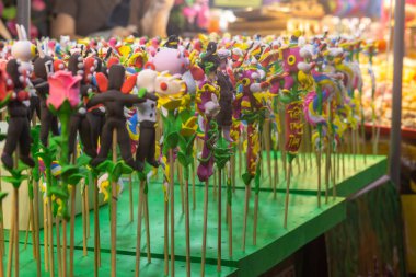 Oyuncak heykelcik, Ay Adam, Ay Tanrıçası ve Ho Chi Minh Vietnam 'da sonbaharda satışta olan aslan ve ejderha şeklindedir.