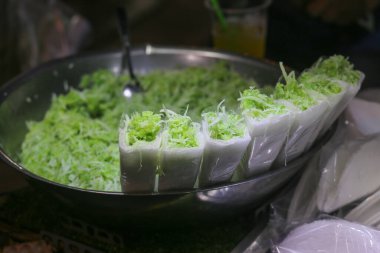 Ho Chi Minh şehrinde sokak yemeklerine hindistan cevizi sütüyle pandan pilavı yakın plan.