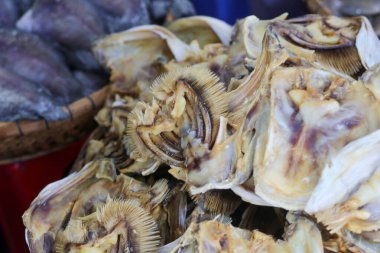 An Giang Eyaleti, Chau Doc Market 'te kurutulmuş balık satışı.