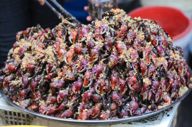 Chau Doc Market, An Giang Eyaleti 'nde Vietnam mayalanmış yengeç sosu satışı manzarası