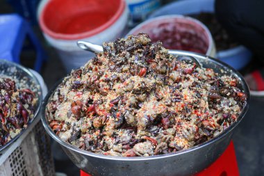 Vietnam 'ın Giang Eyaleti Chau Doc Market' te acılı mayalanmış keman yengeci sosu.