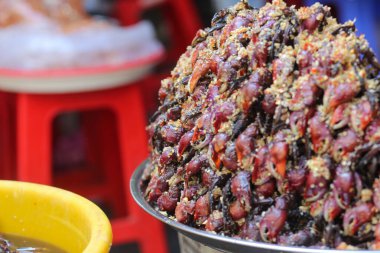 Vietnam mayalanmış keman yengeci pençesi sosunun Chau Doc Market 'te satışı.,