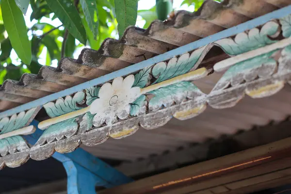 Vietnam 'daki eski evin çatısında ahşap çiçek deseni var.