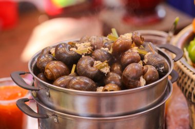 Ho Chi Minh şehrinin sokak yemeklerine domuz eti doldurulmuş salyangozların yakın çekimi.