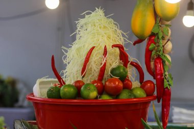 Yeşil papayalı salataya yakın plan sokak yemekleri, ho chi minh city, Vietnam