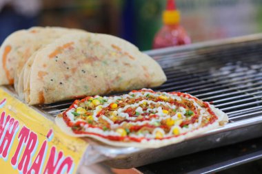 Vietnam 'daki Vietnam gece pazarında yumurtalı sosis ve soslu ızgara Vietnam gözlemesi.