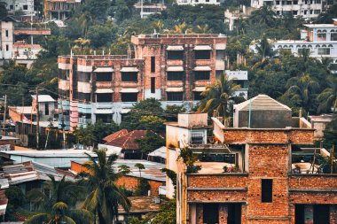 Tepedeki tuğla bina