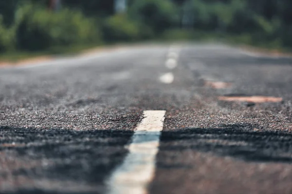 Uma Estrada Tem Listras Retas Longo Dela — Fotografia de Stock