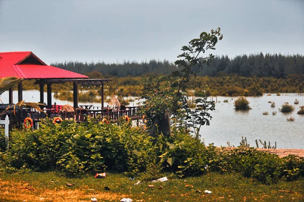 Une Tente Rouge Devant Quai Près Lac — Photo
