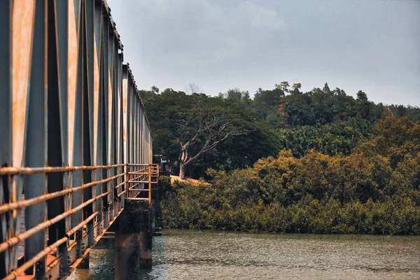 Suyun Üzerindeki Ahşap Köprüde Metal Parmaklıklar — Stok fotoğraf