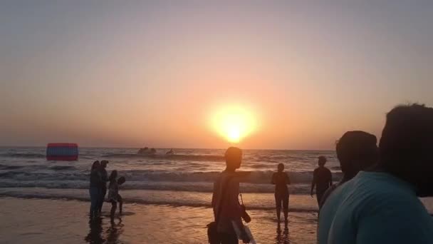 Gente Disfruta Puesta Del Sol Playa — Vídeos de Stock