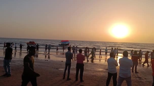 Piękny Widok Plażę Pięknym Zachodem Słońca Ludzi Korzystających Plaży — Wideo stockowe