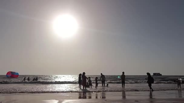 Praia Bonita Índia Povos Crianças Apreciam Divertem Praia — Vídeo de Stock