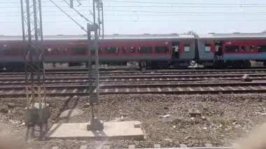 Önümde giden iki tren var.