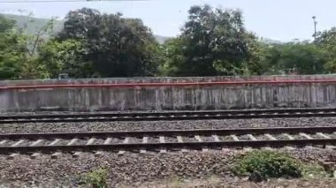 Güzel Yeşil Ağaçlar Dağ Manzarası Trenin içinden