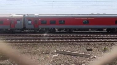 Tren raylarda ve önümde koşuyor.