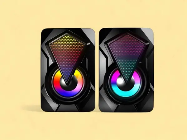 Bir çift bilgisayar sarı arkaplanda ışık hoparlörü oluşturdu.