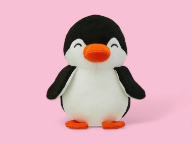 Pembe arka planda küçük sevimli bebek penguen