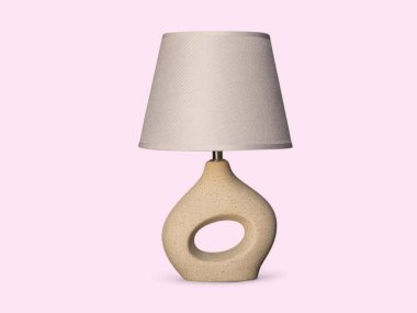 Pembe arka planda güzel tasarımcı masa lambası